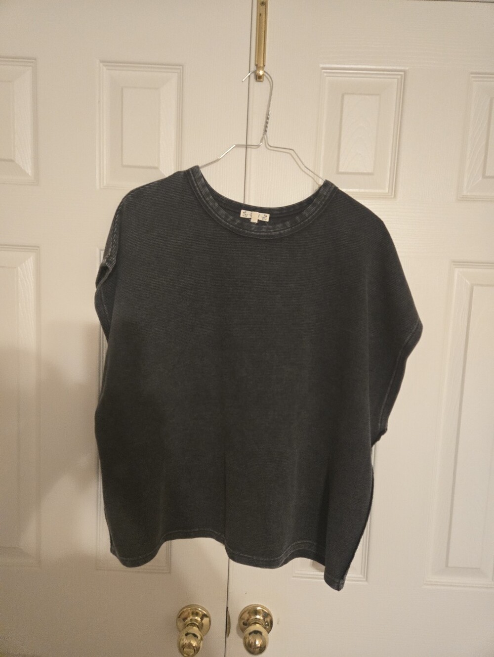 Easel Relaxed Boxy Women's Short Sleeve Top - Charcoal